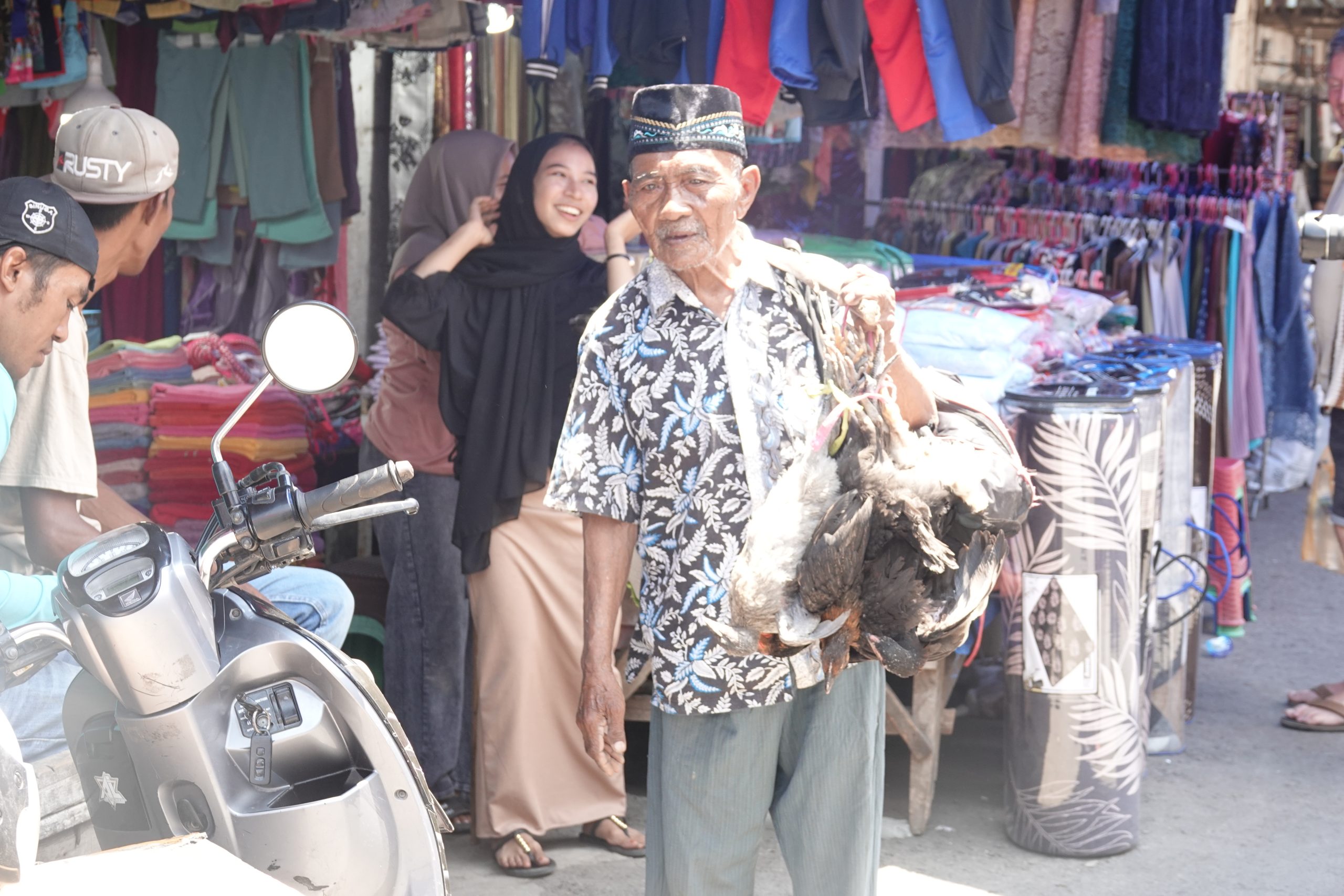 man met kippen Sumbawa