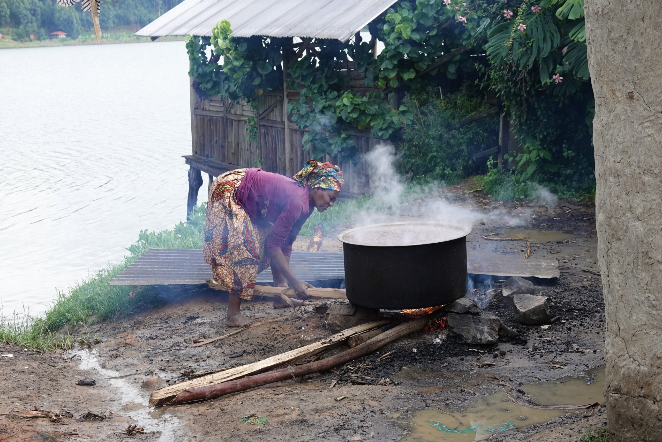 Vrouw brouwt bier Habuhutu Lake Bunyonyi