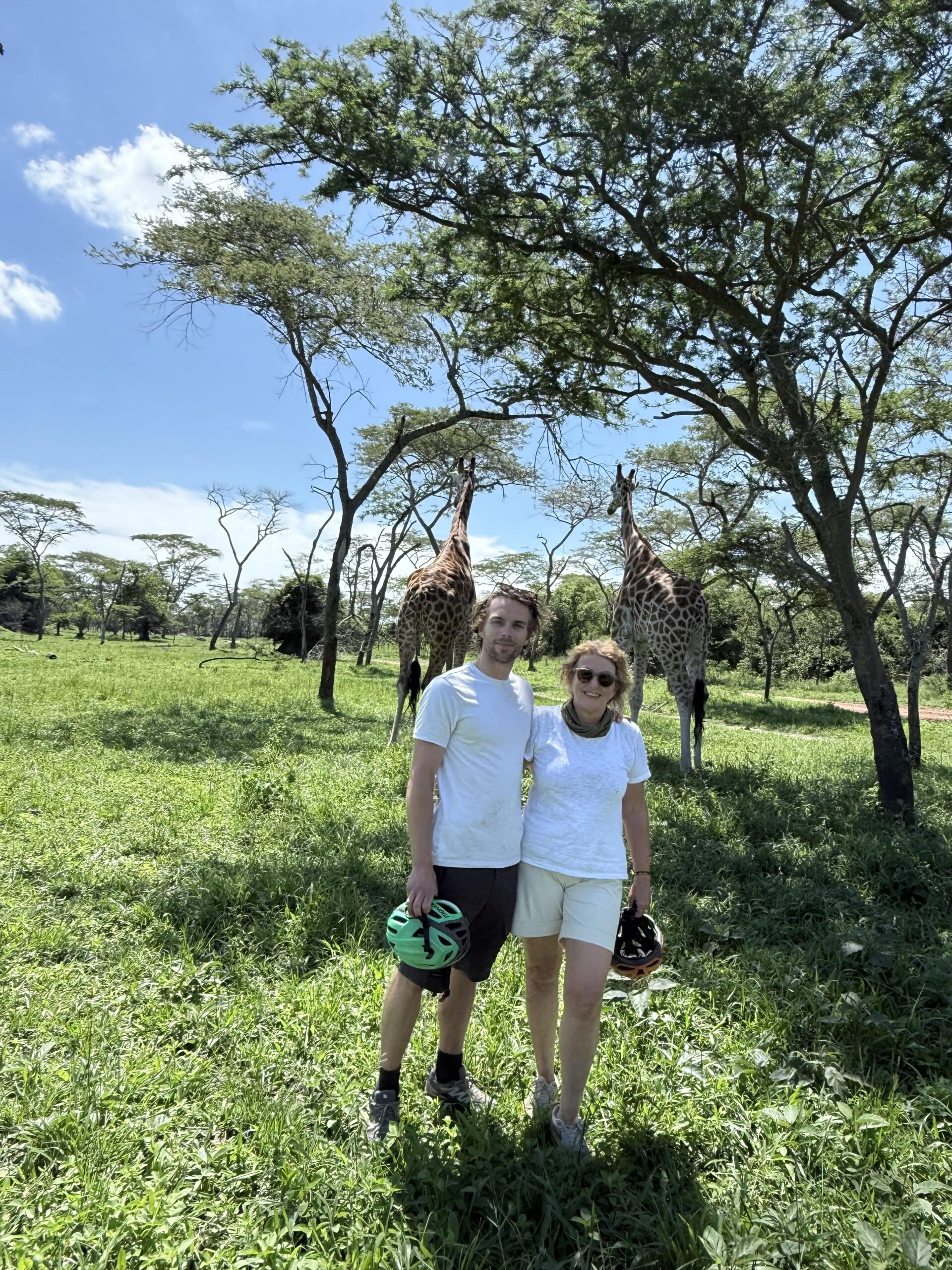 poseren bij de giraffes in Lake Mburo