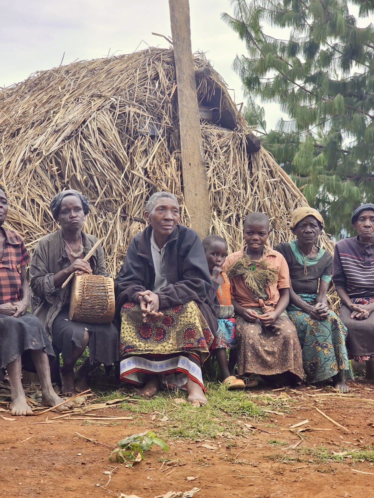Batwa voor hun hut