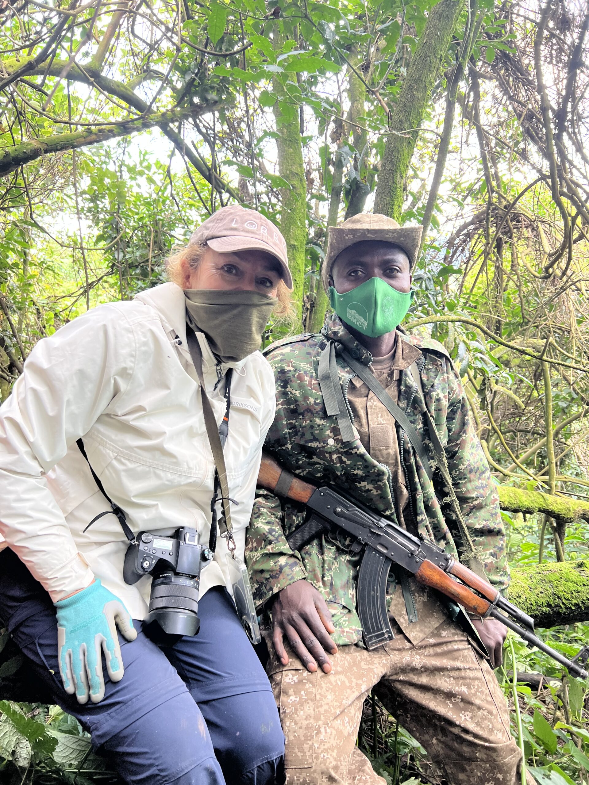 Foto met ranger Gorilla trekking Bwindi Oeganda
