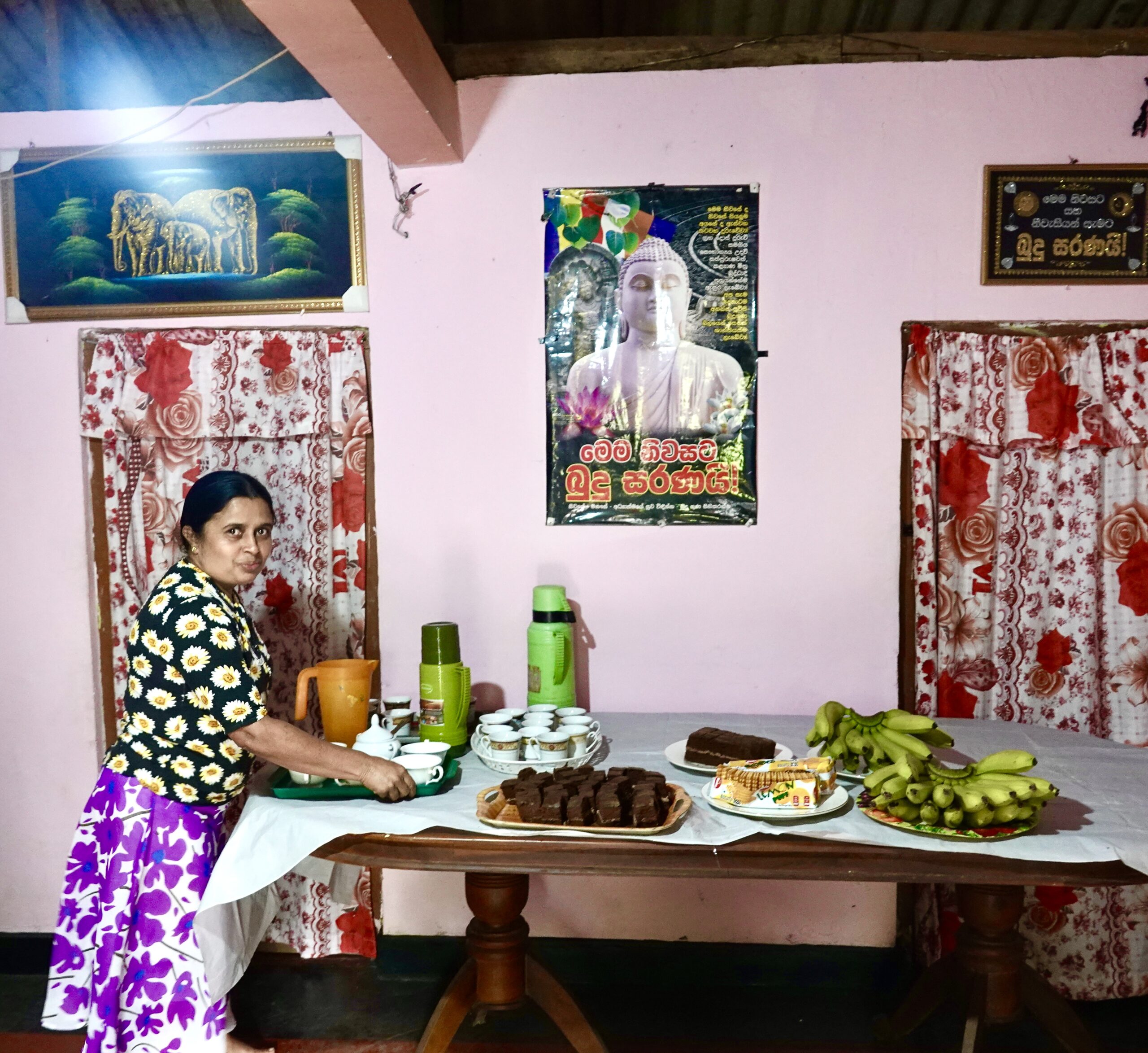 vrouw dekt de tafel in Sri Lanka vrouw dekt de tafel in Sri Lanka