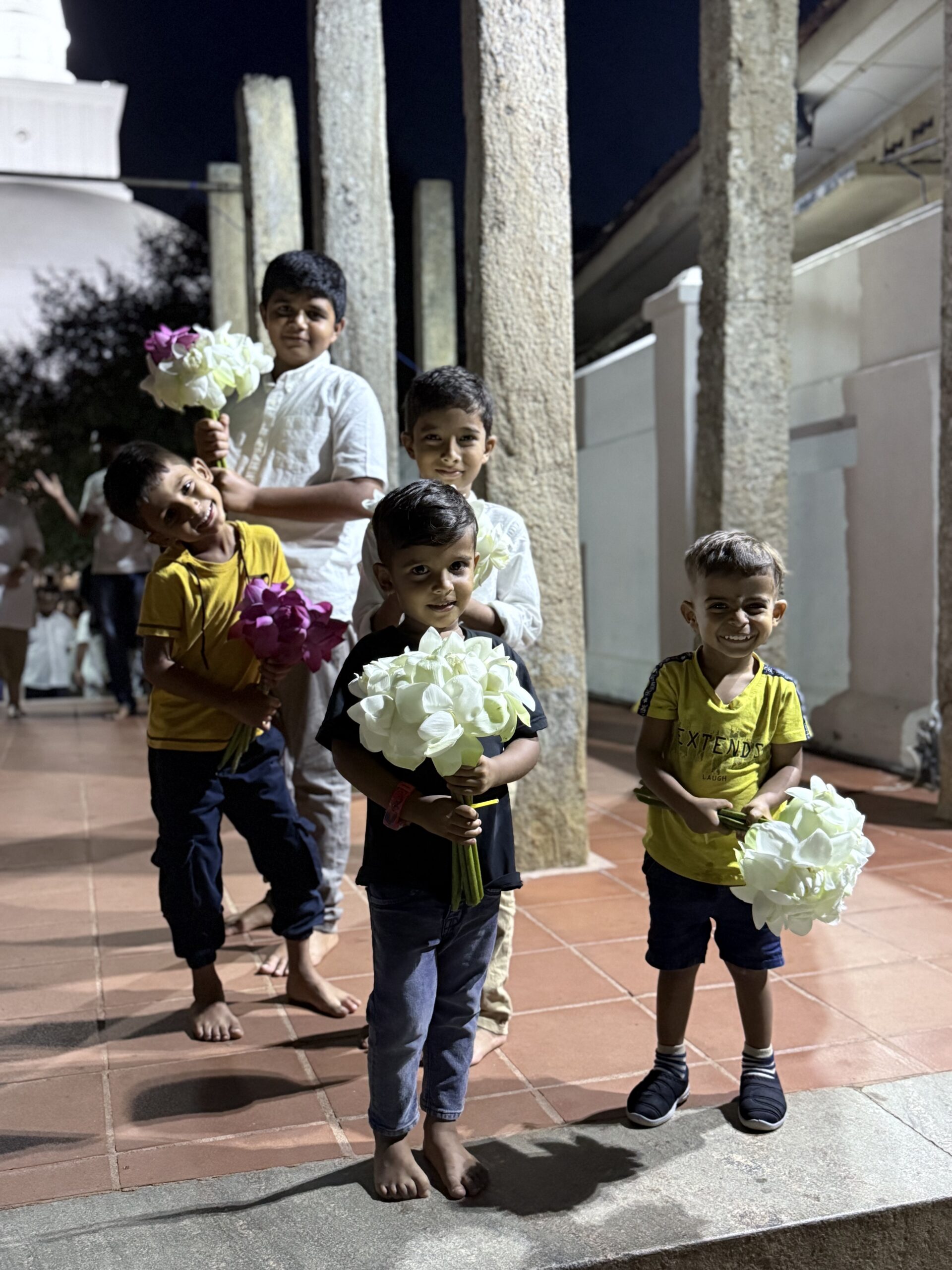 Jongens met bloemen bij tempel Jongens met bloemen bij tempel