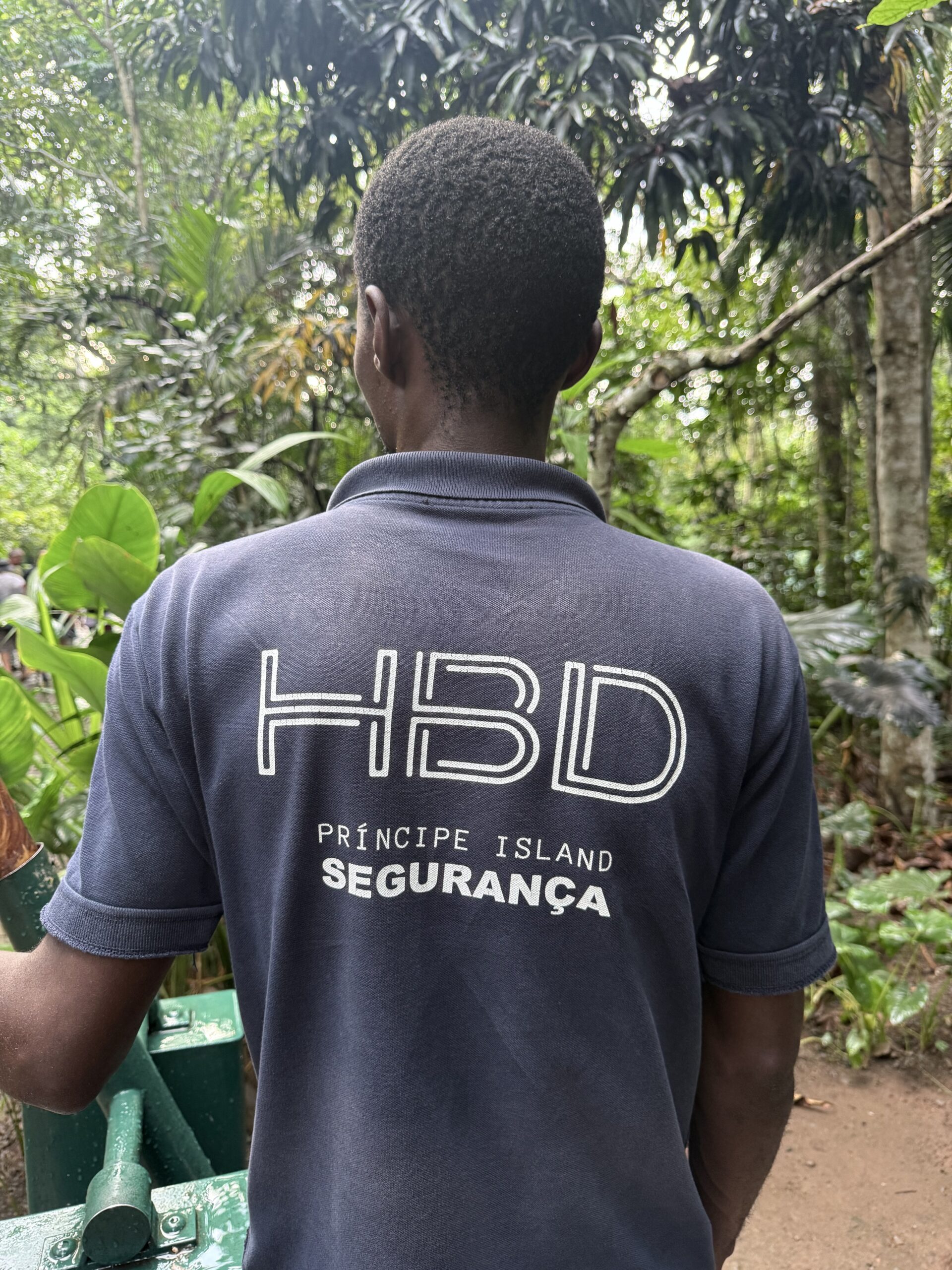 Man in T-shirt van HBD