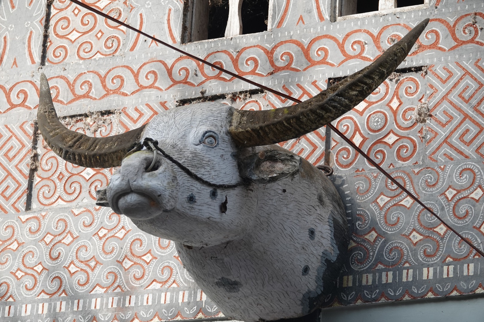 houten bufferkop aan de geven van een traditioneel huis Toraja houten bufferkop aan de geven van een traditioneel huis Toraja