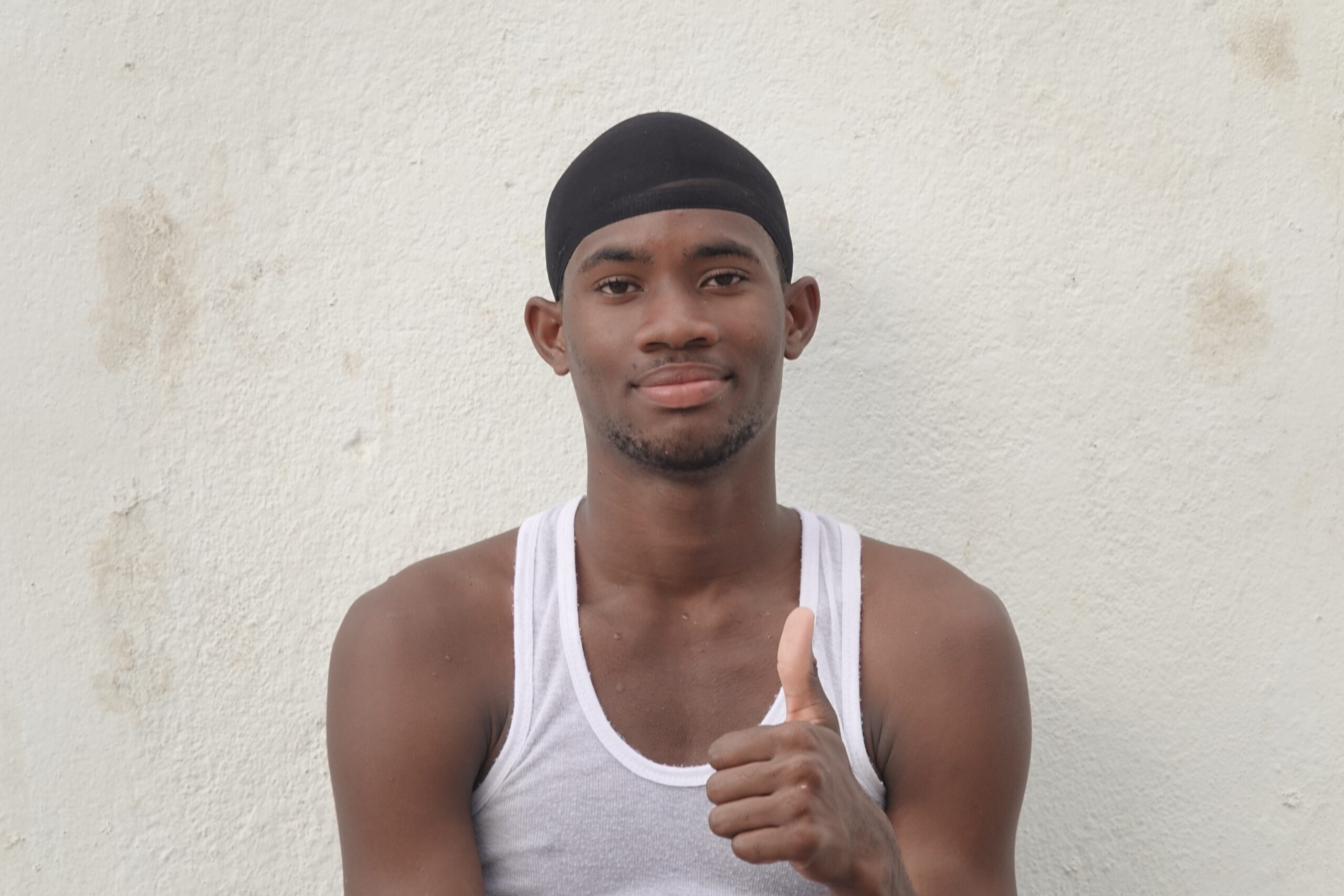 man met duim omhoog Sao Tome