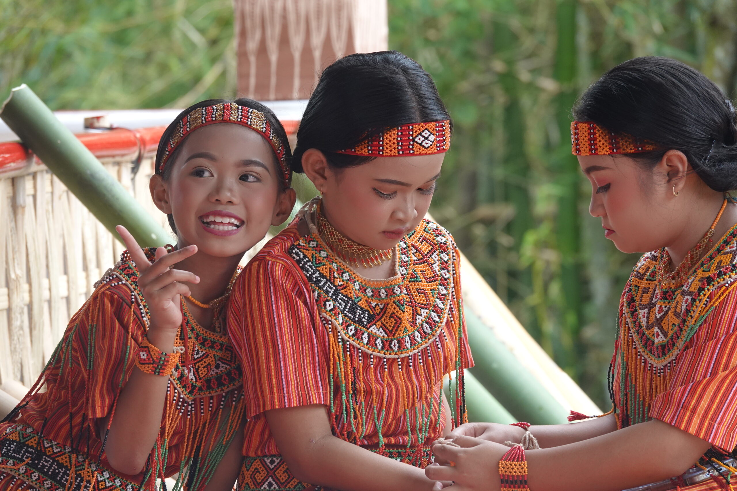 meisjes bij de begrafenis Tana Toraja meisjes bij de begrafenis Tana Toraja