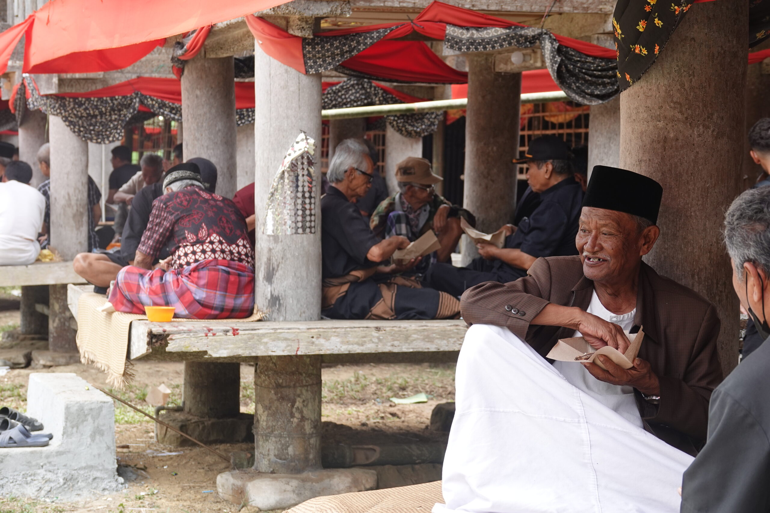 mannen bij elkaar op een begrafenis in Tana Toraja mannen bij elkaar op een begrafenis in Tana Toraja