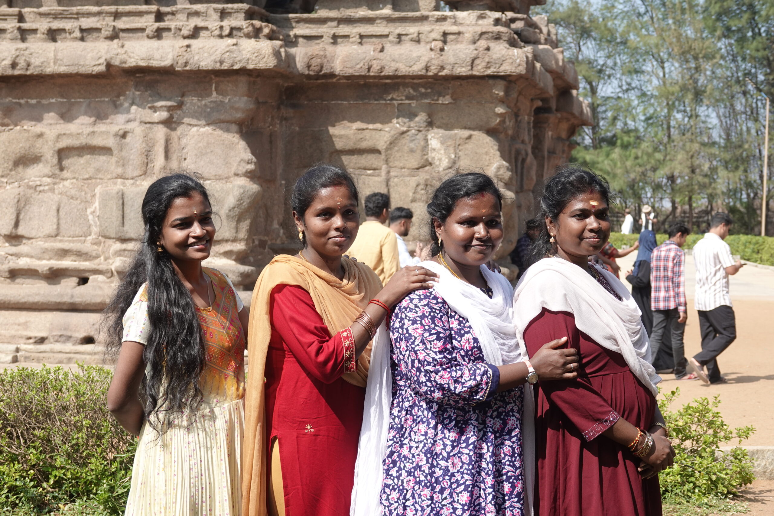 meisjes in Zuid-India bij een tempel