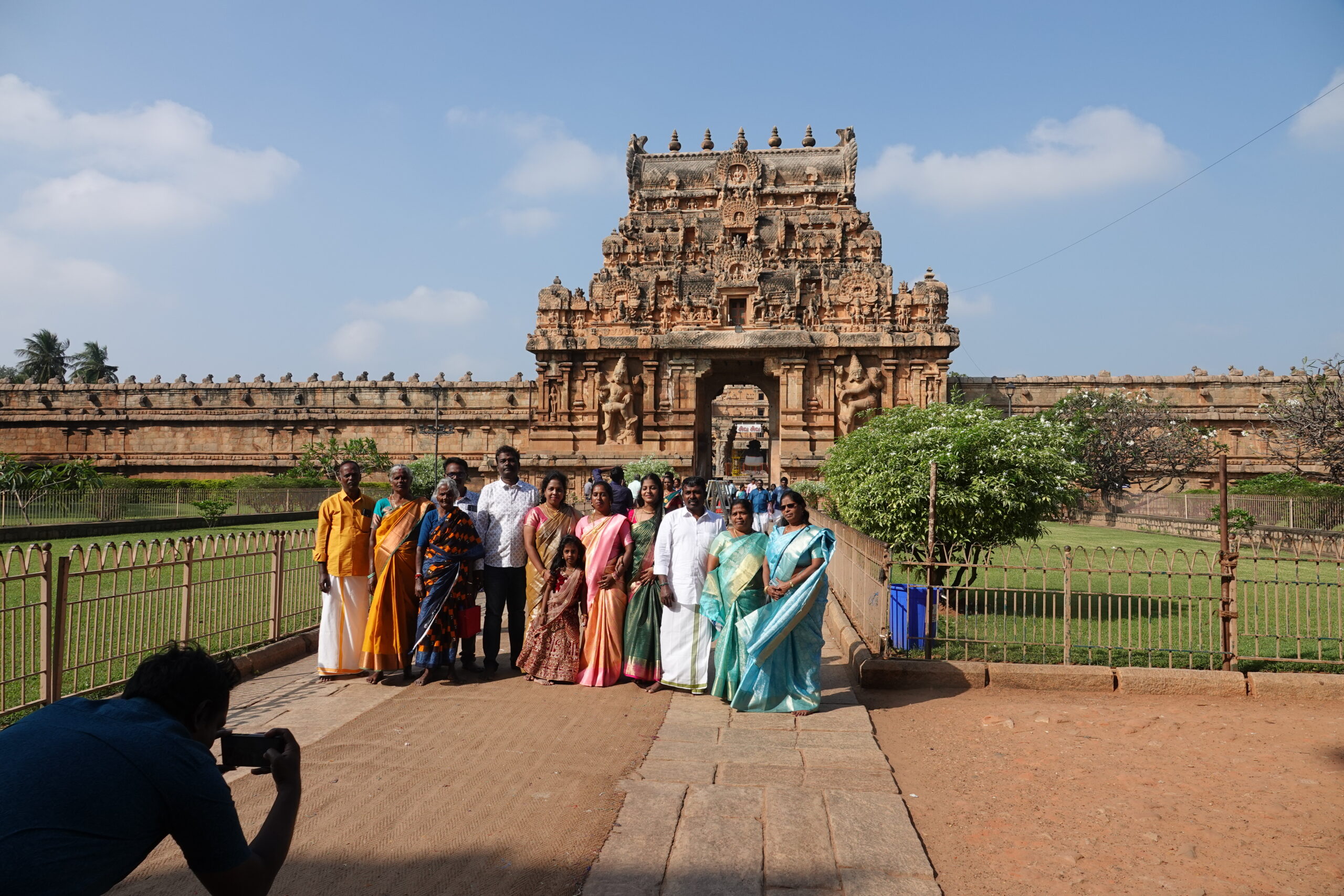 een groep vrouwen voor een tempel Zuid-India