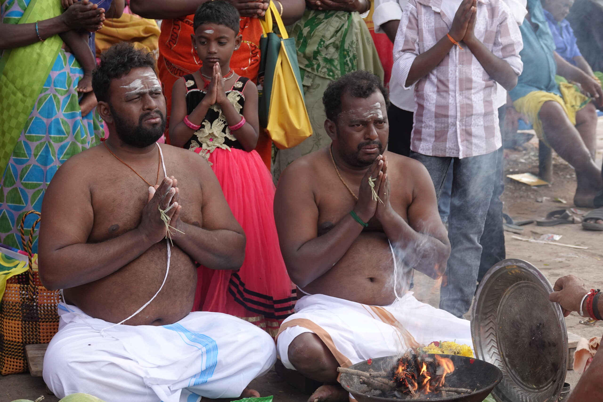 mannen bidden in Zuid-India