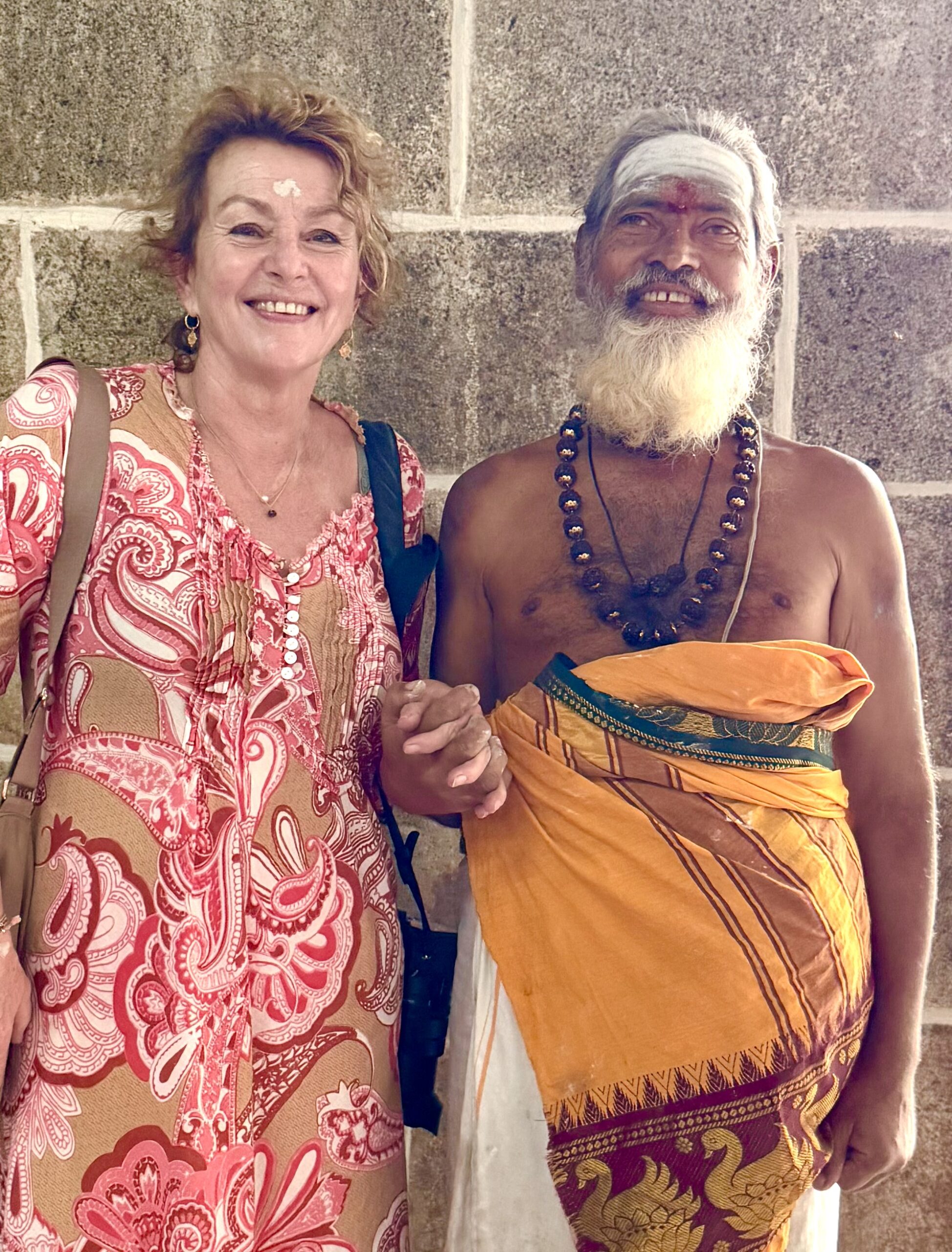 hand in hand in de tempel