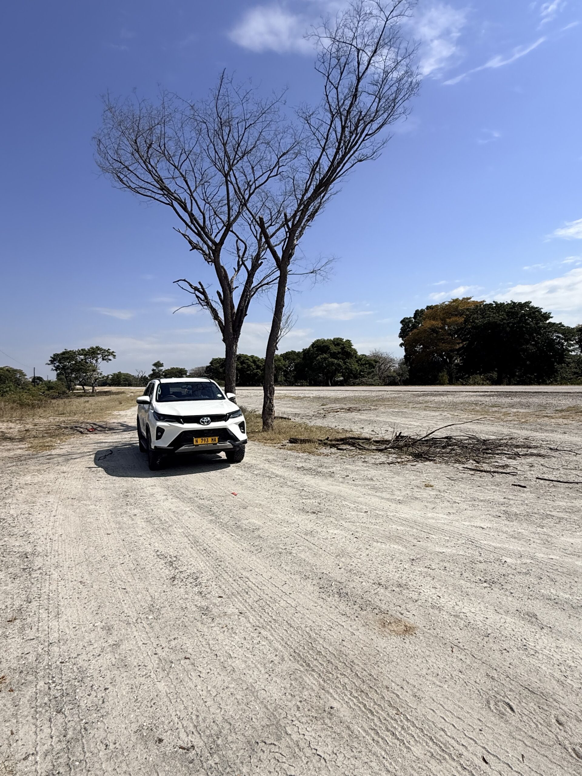 auto langs de weg in Namibië