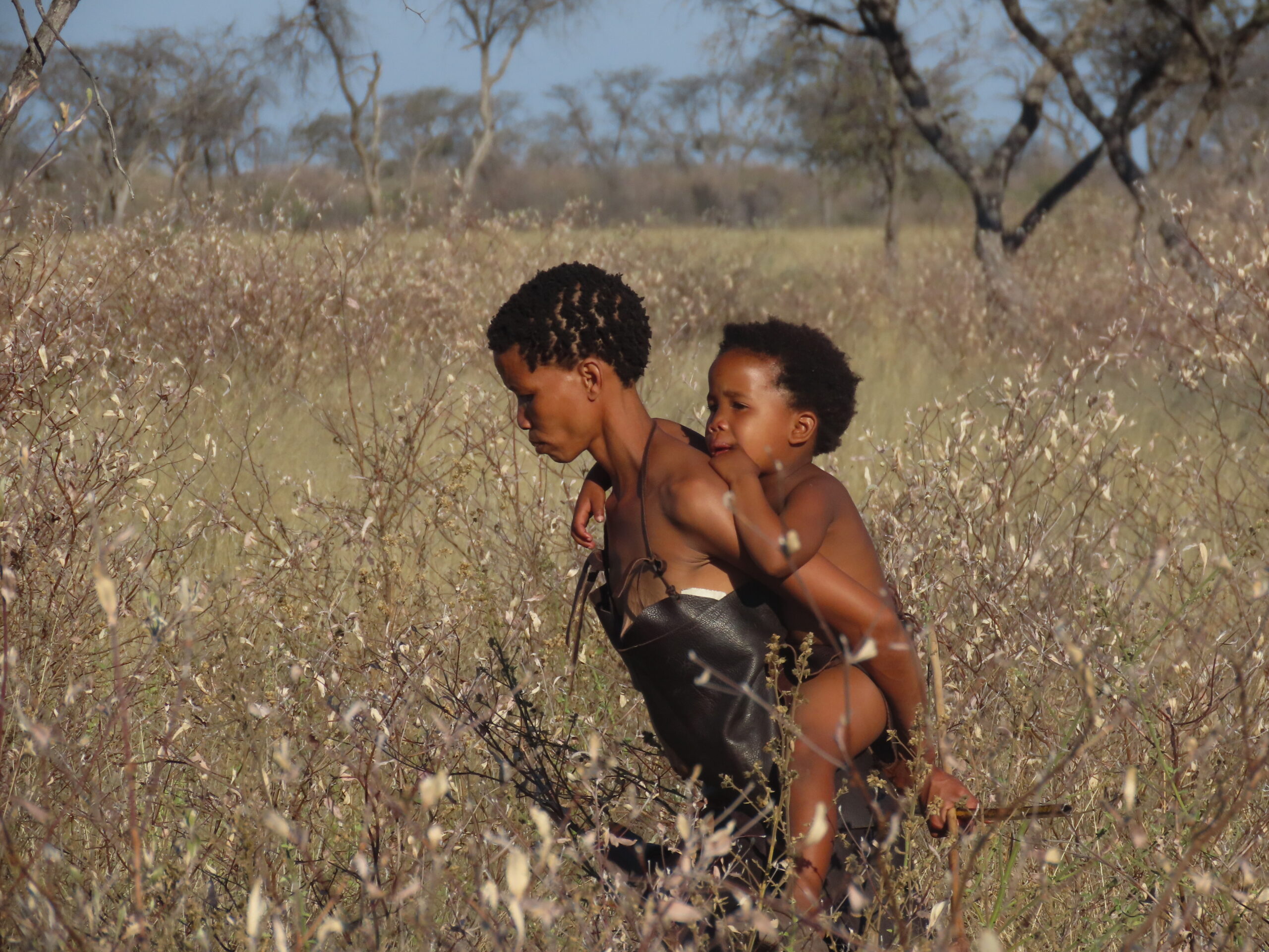 San vrouw met kind Kalahari