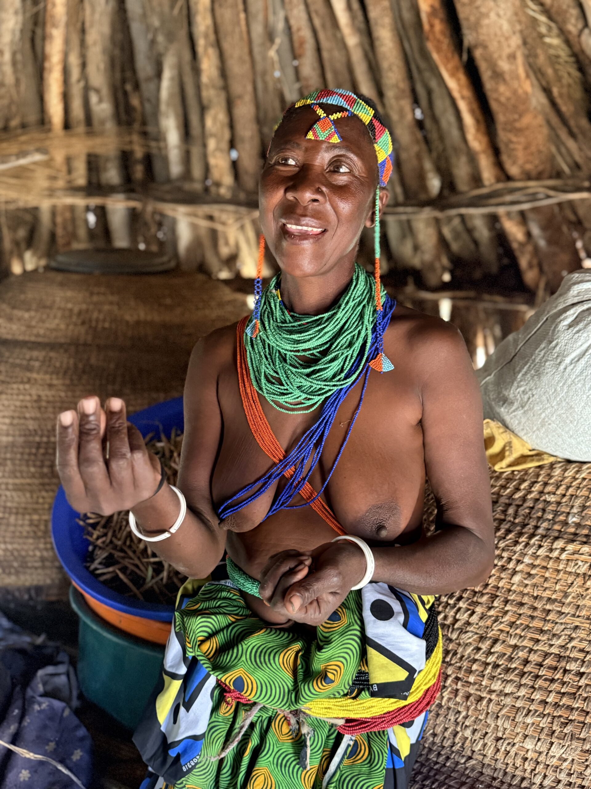 Mwila vrouw in hut Angola Mwila vrouw in hut Angola