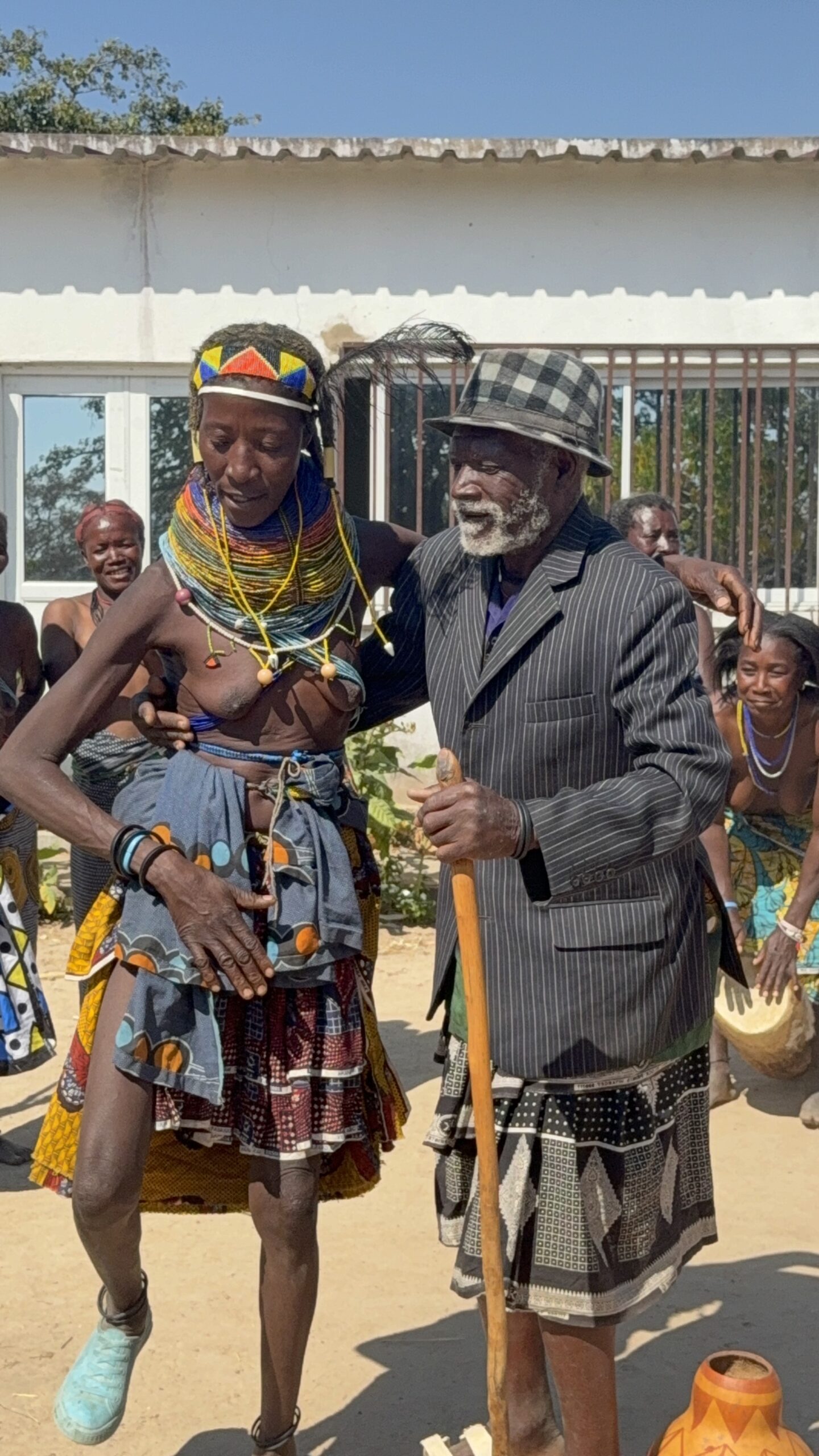 Chief danst met vrouw Mwila dorp Angola Chief danst met vrouw Mwila dorp Angola