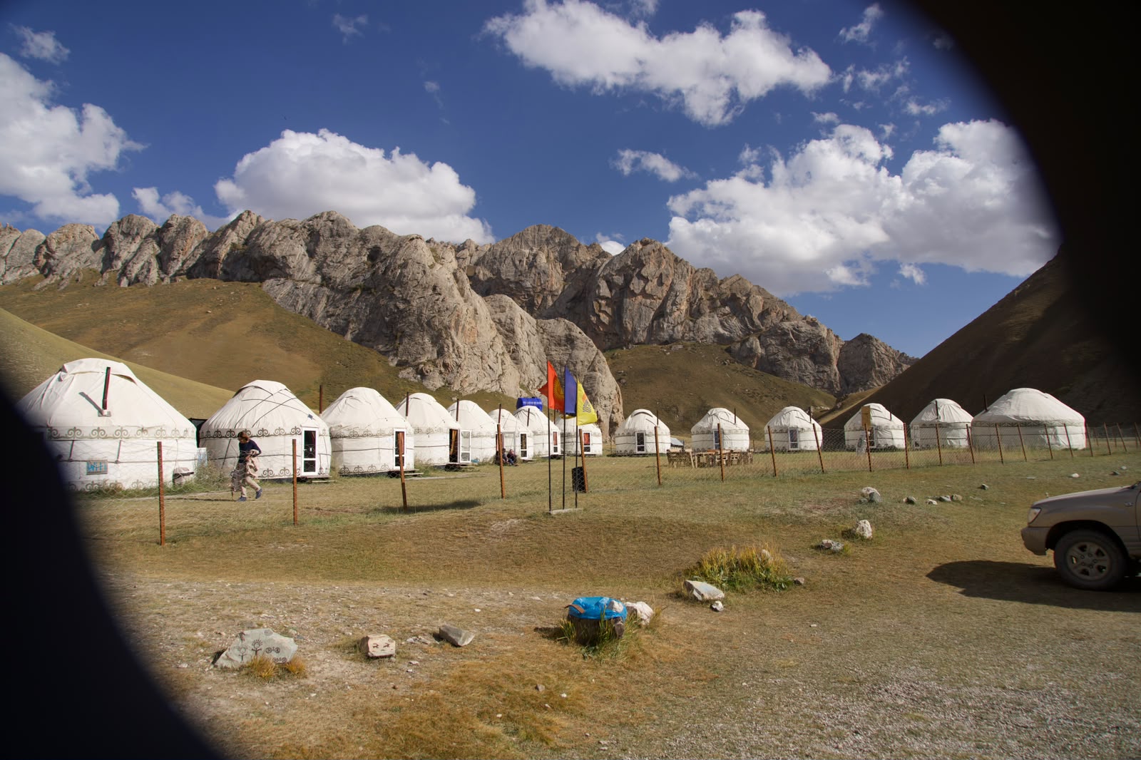0abb96f6-4b30-42c2-a7d7-5347efe90e19 yurt kamp in Kirgizië