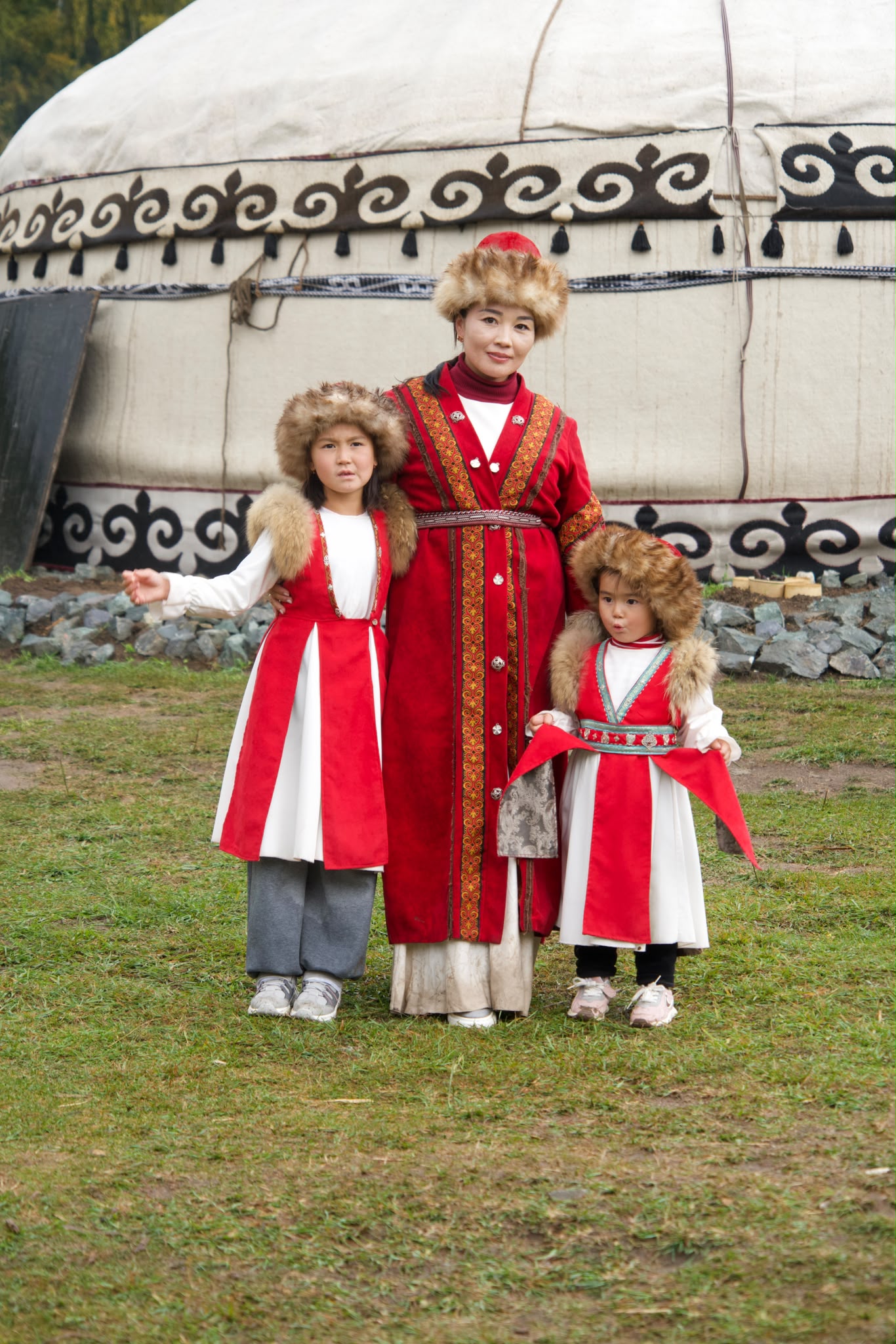 620bd0d8-0afb-4532-8b37-d9a69e37d967 vrouw en kinderen bij de Nomad games Kirgizië