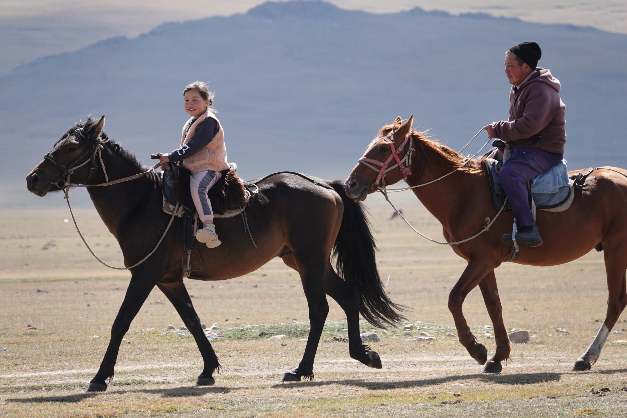 DSC06104 meisje bij het Son Kul meer Kirgizië
